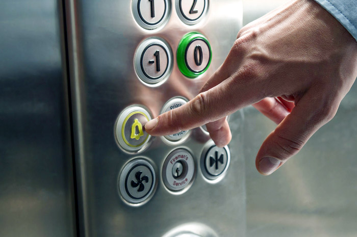 TIPS SAAT TERJEBAK DALAM LIFT 