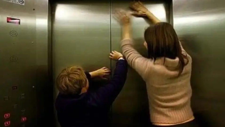 TIPS SAAT TERJEBAK DALAM LIFT 